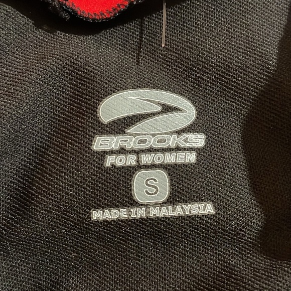 Brooks Running Vapor Dry 2 1/2 Zip Red Black Long Sleeve Activewear Running - Picture 2 of 9